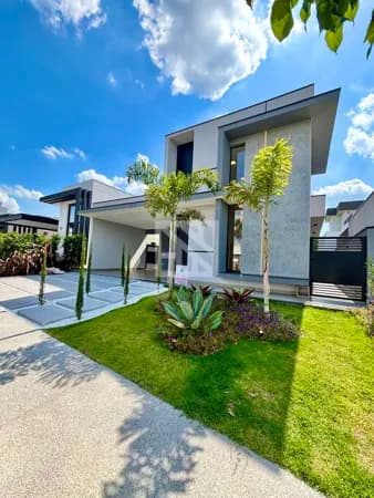 Casa em Condomínio com 3 suítes, gourmet e piscina