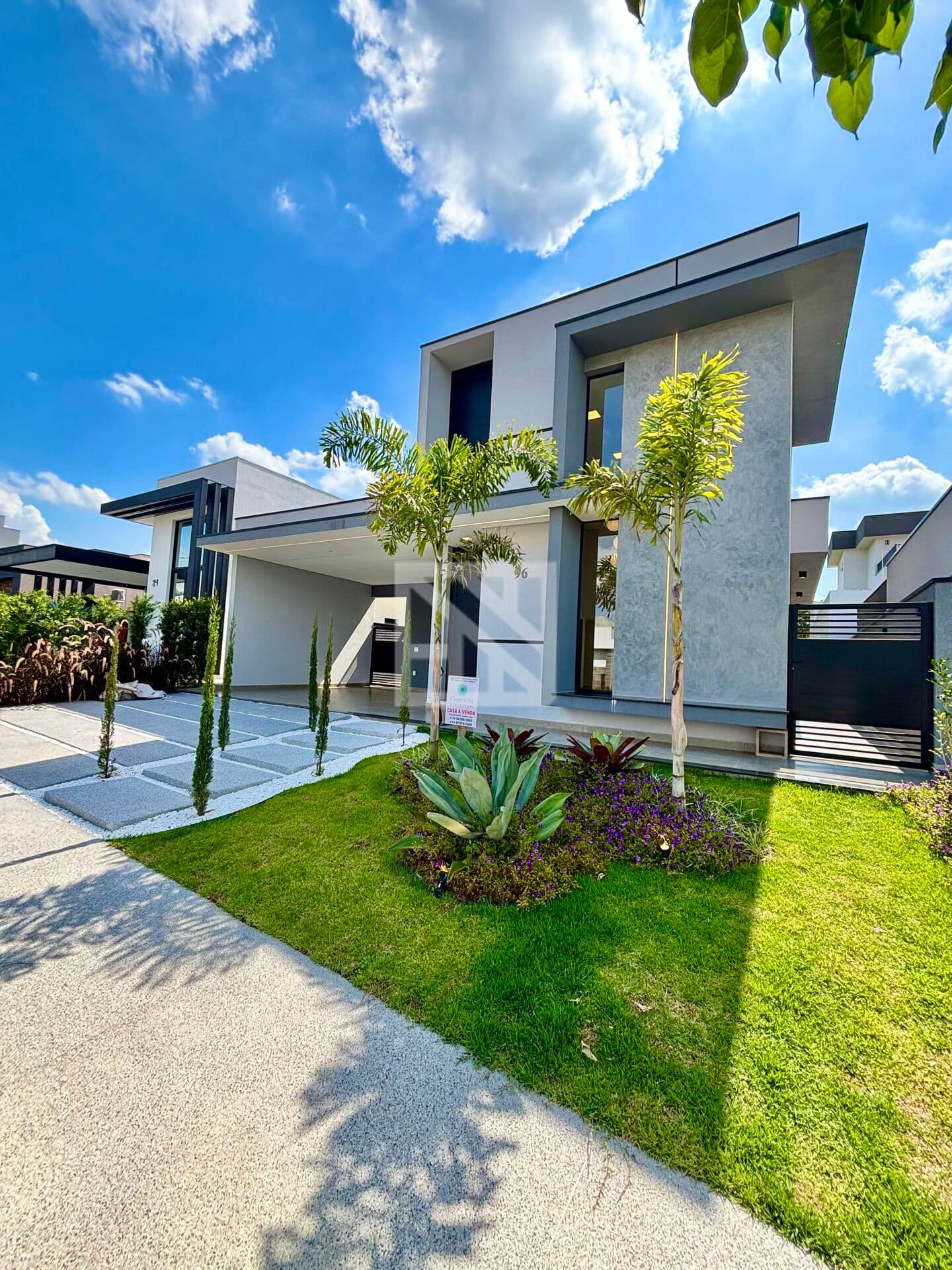 Casa em Condomínio com 3 suítes, gourmet e piscina