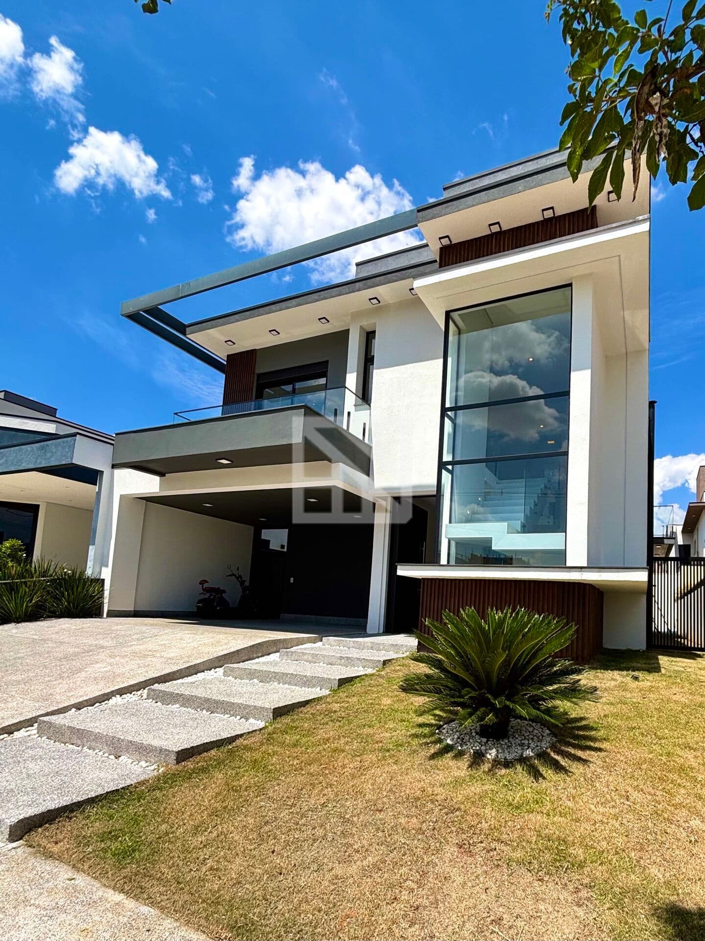 Lindo sobrado com 3 dormitórios + Escritório Térreo reversível e Espaço Gourmet com Piscina