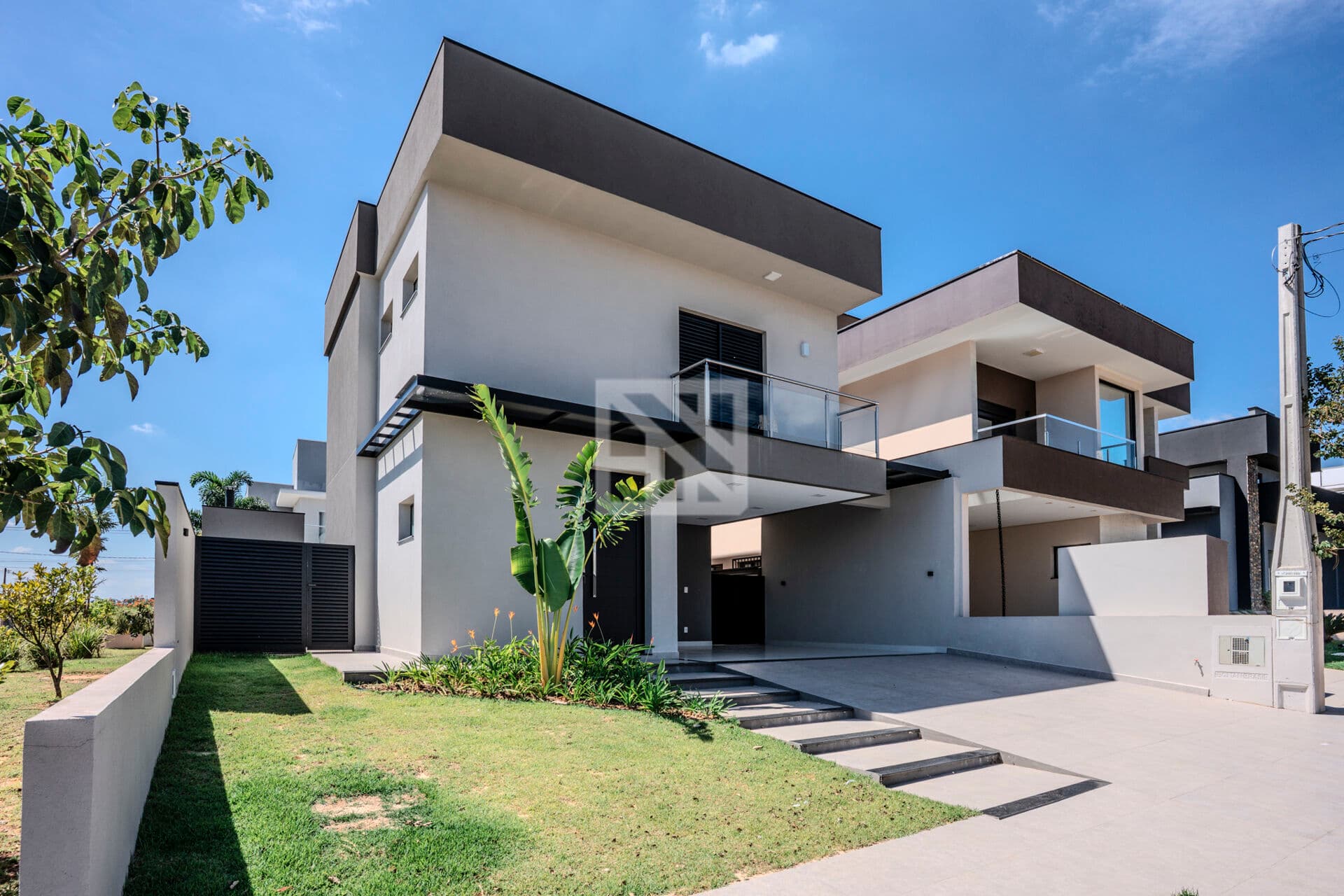 Sobrado em Condomínio com 3 amplas suítes, Espaço Gourmet e Piscina