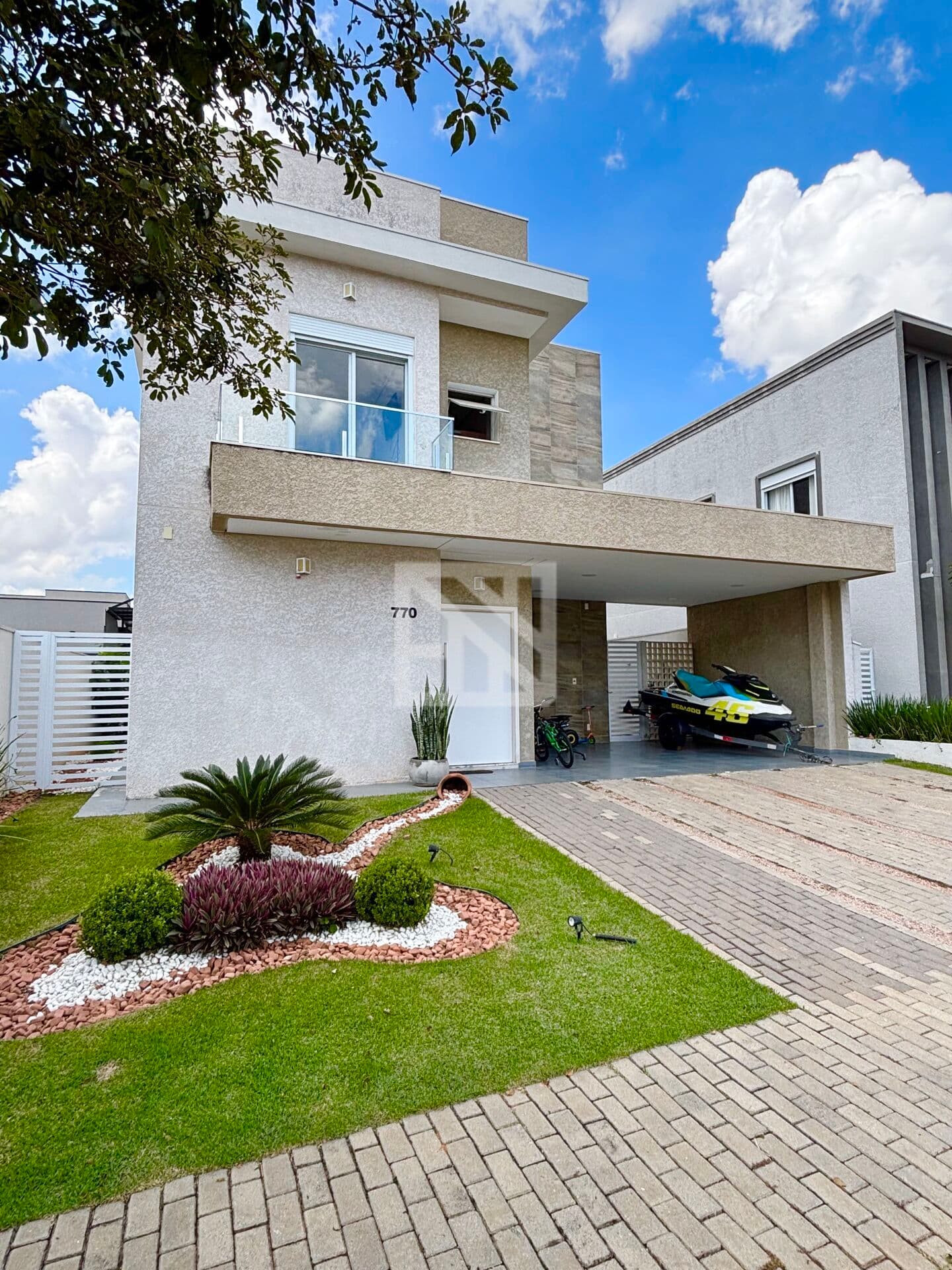 Sobrado em Condomínio com 3 Suítes, Espaço Gourmet, Piscina e Ofurô