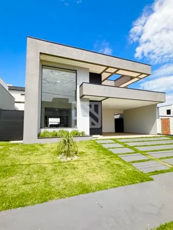 Casa térrea em Condomínio fechado com piscina