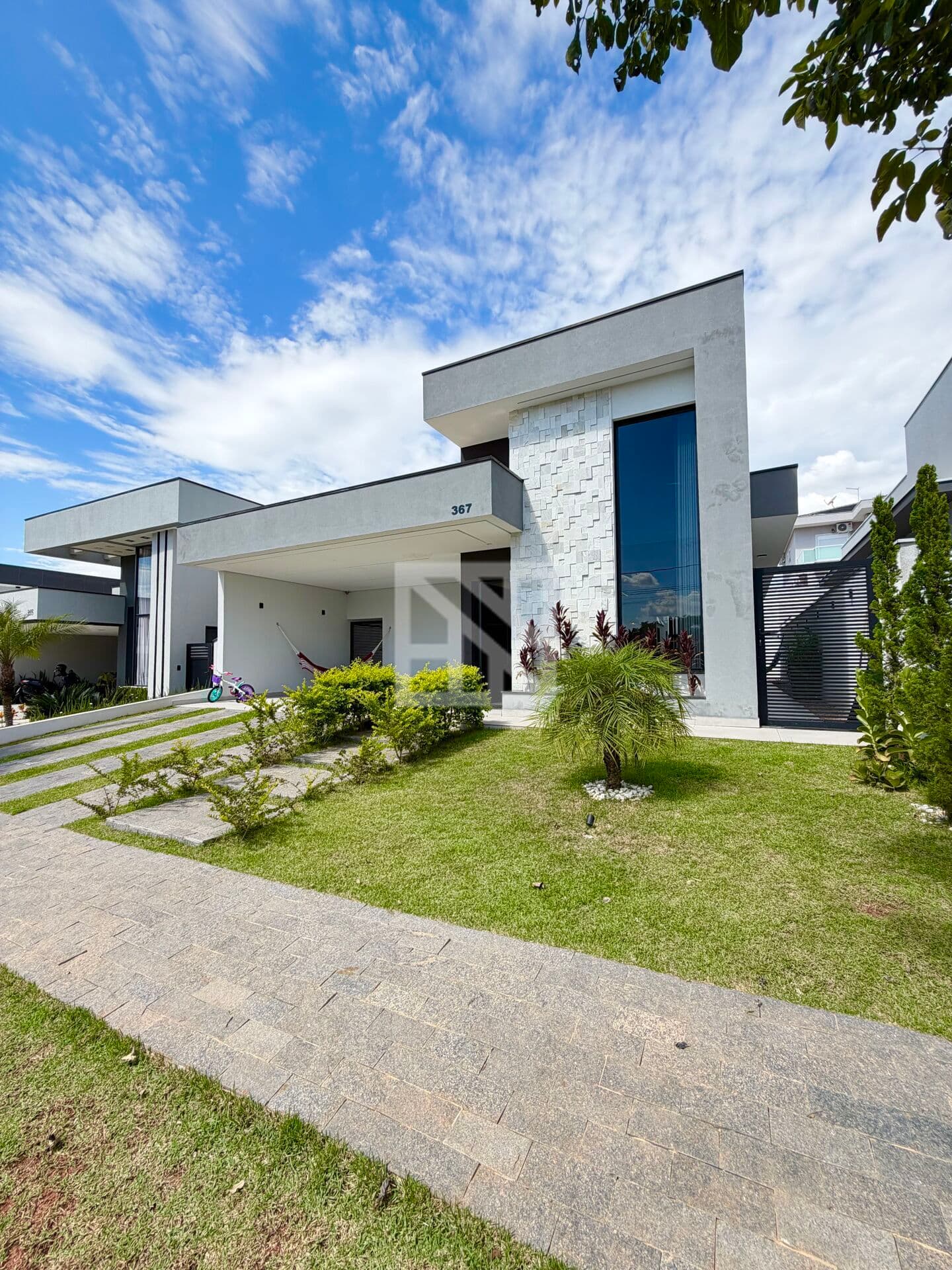 Casa em Condomínio com 3 dormitórios, sendo 1 suíte com Closet, Espaço Gourmet e Piscina