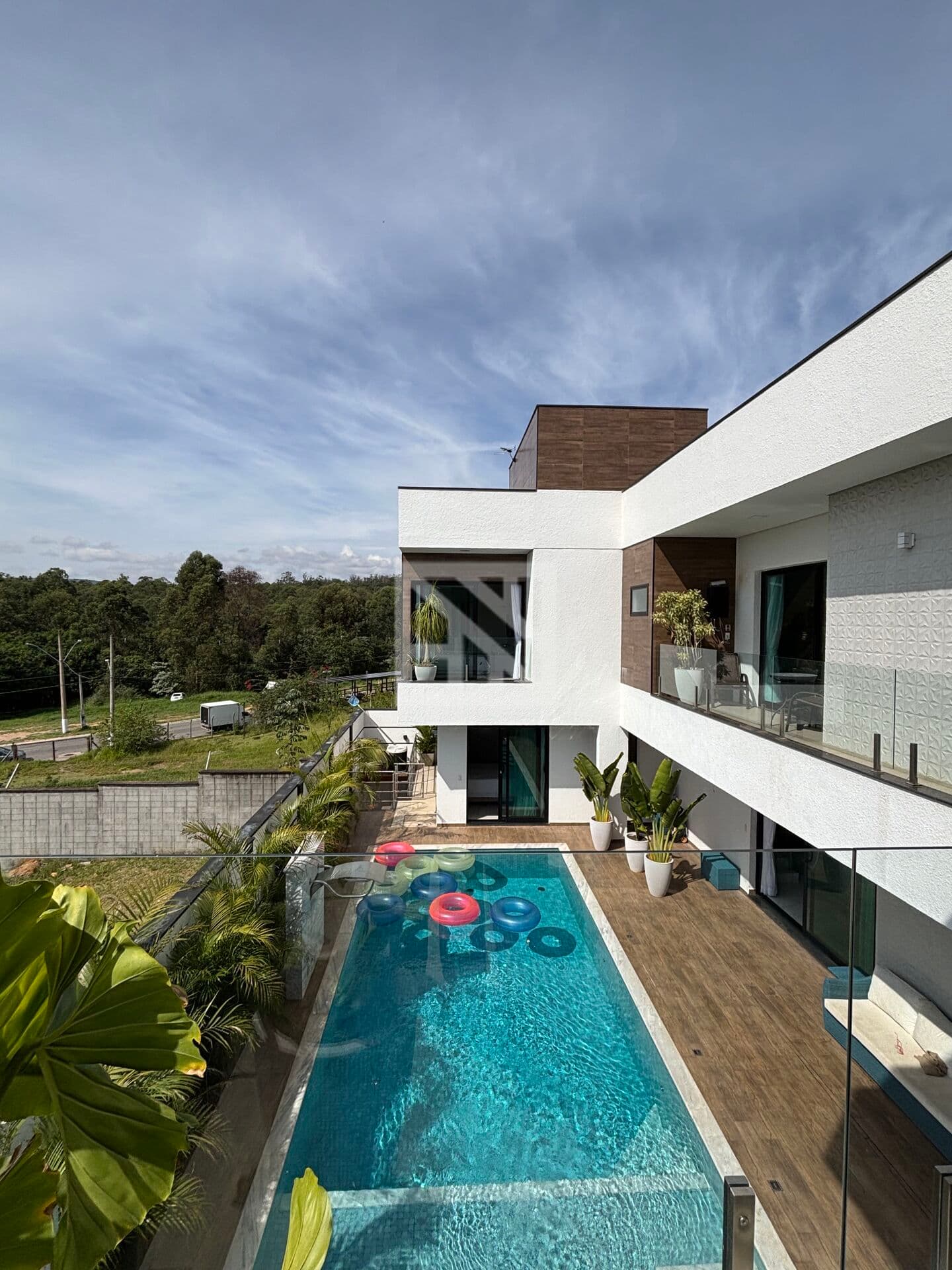 Sobrado em Condomínio com 4 suítes (3 com Closet), Escritório, Espaço Gourmet e Piscina