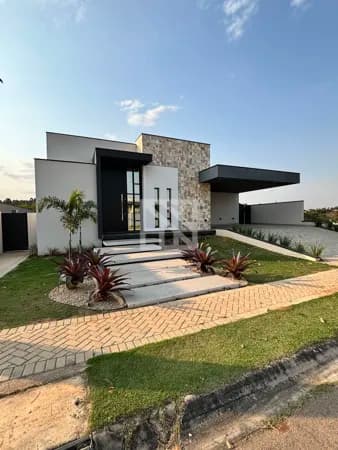 Sobrado em Condomínio com 4 suítes, Piscina incrível com vista para mata