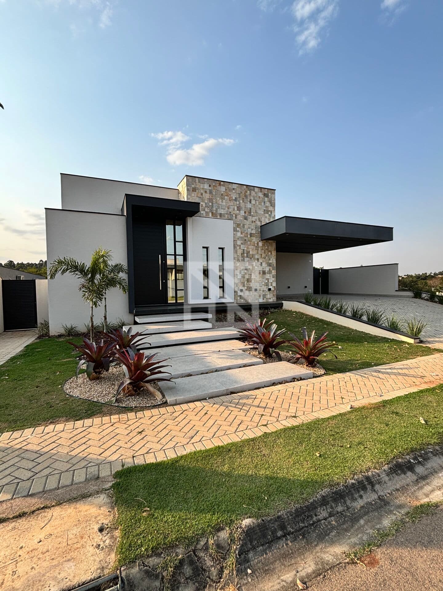 Sobrado em Condomínio com 4 suítes, Piscina incrível com vista para mata