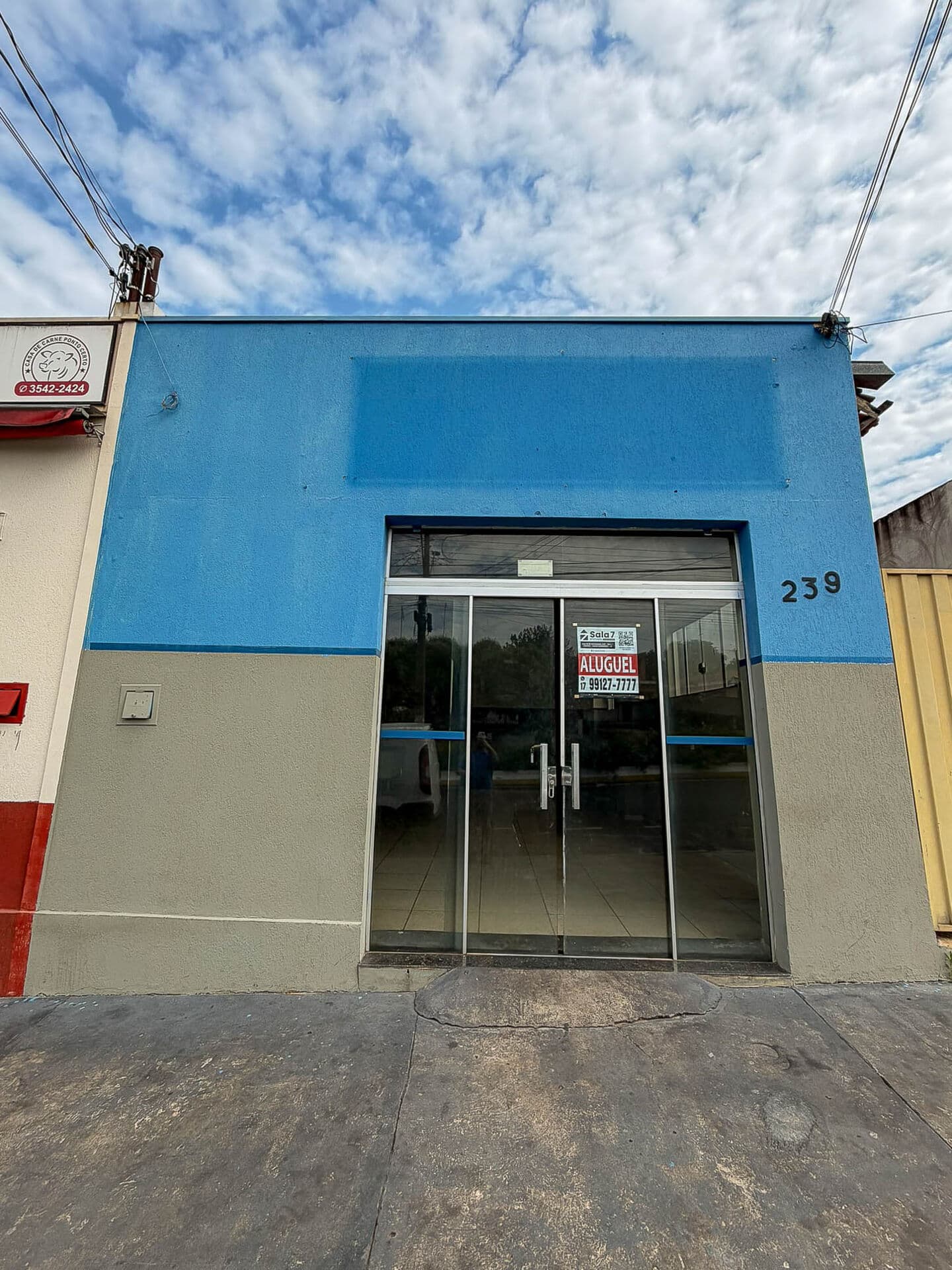 Aliga-se sala comercial na Av. da Saudade