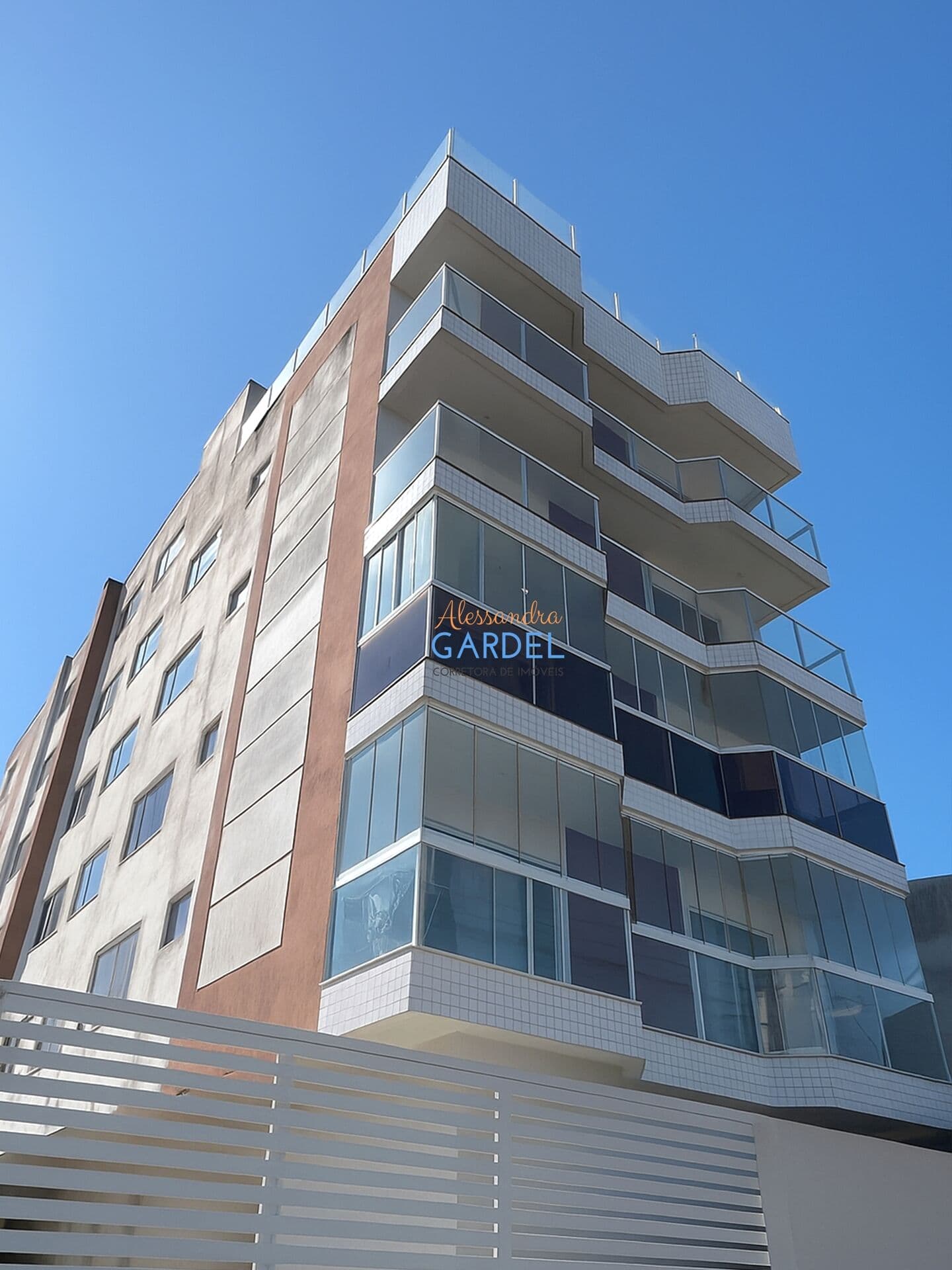 VENDO: Apartamento 3 quartos sendo 1 suíte, varanda e elevador - Jardim Mariléa - Rio das Ostras