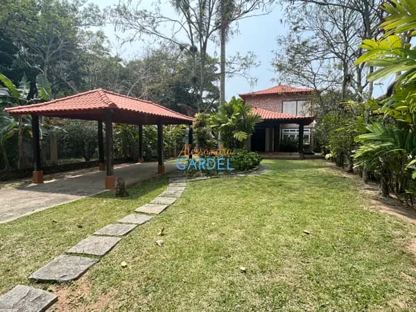 Casa Independente 3 quartos em amplo terreno para expansão ou investimento - Costazul - Rio das Ostras