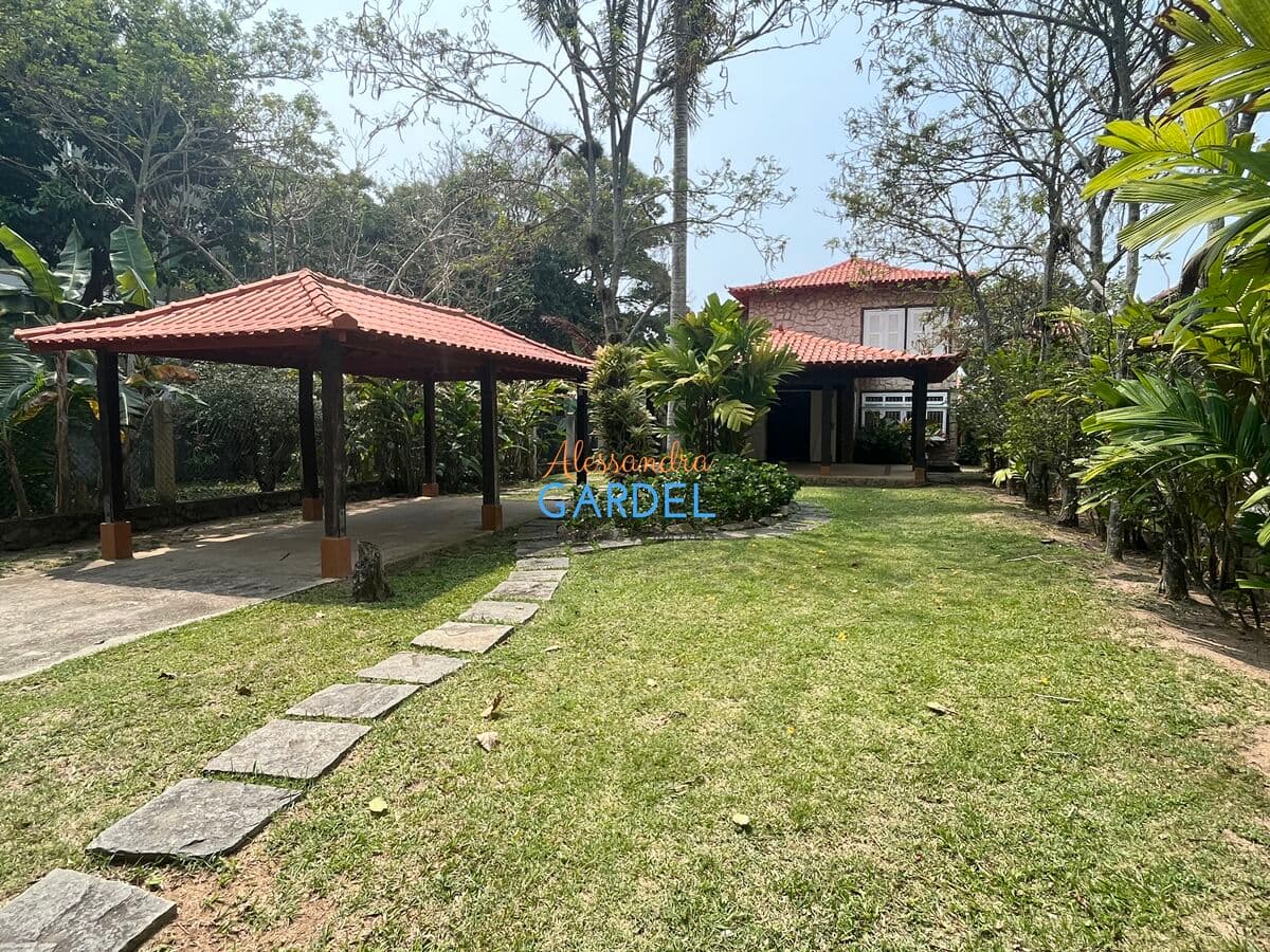 Casa Independente 3 quartos em amplo terreno para expansão ou investimento - Costazul - Rio das Ostras