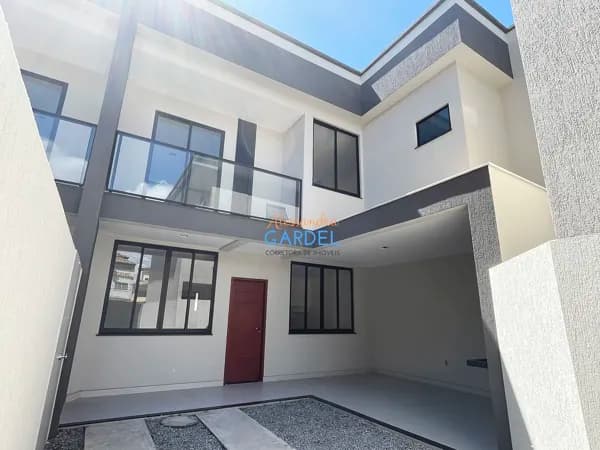 Casa Duplex Independente, com 3 suítes e área gourmet localizada no bairro Ouro Verde.