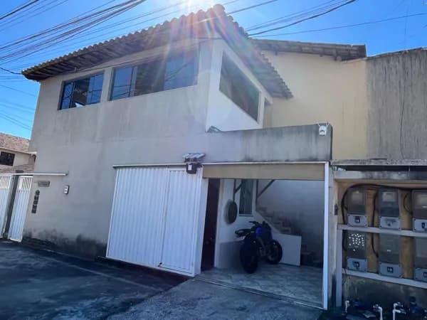 Casa tipo apartamento com ampla sacada e anexo/kitnet no térreo.