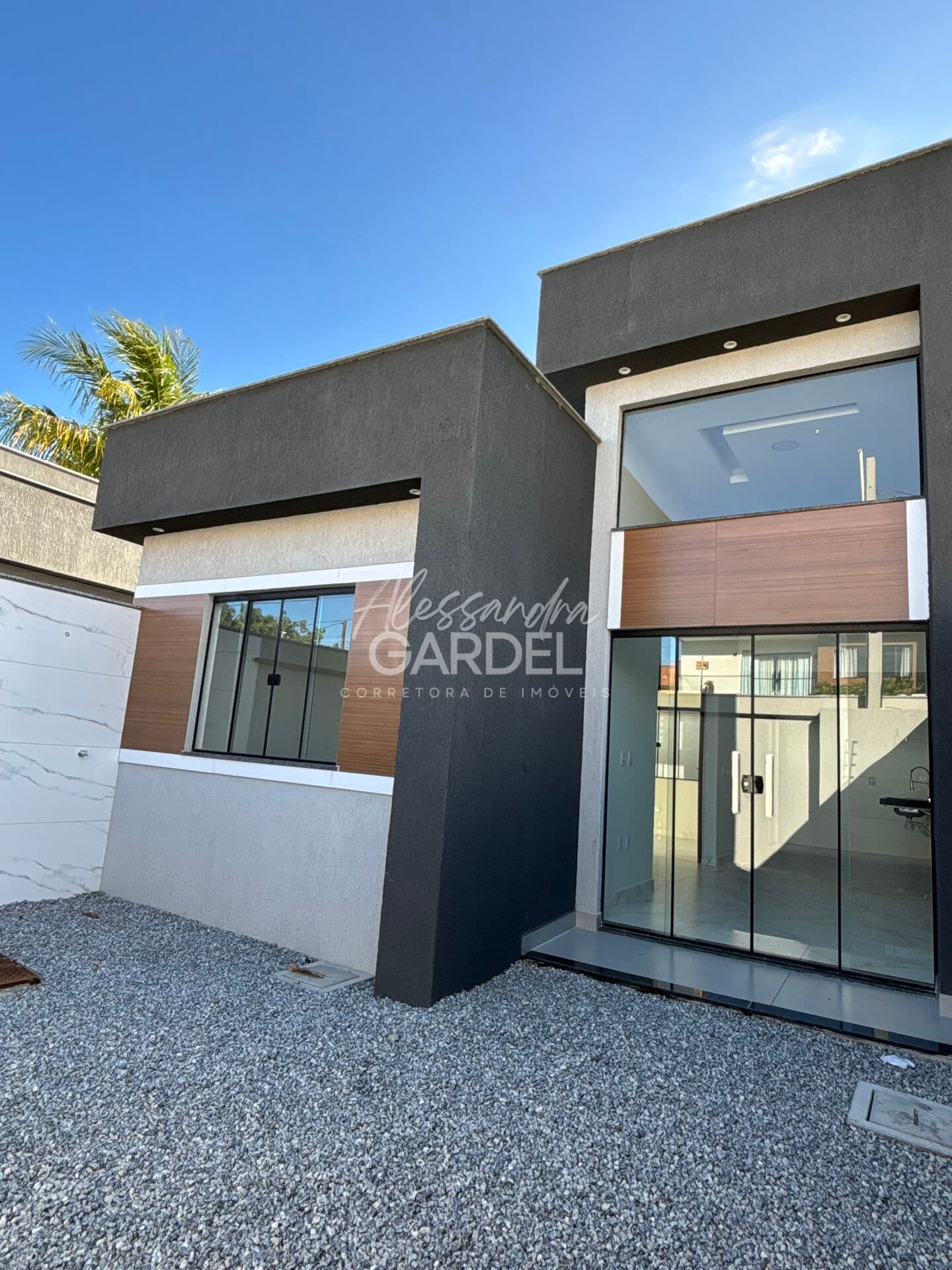 Casa Linear Independente, 2 quartos sendo 1 suíte - Village - Rio das Ostras.