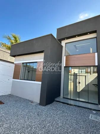 Casa Linear Independente, 2 quartos sendo 1 suíte - Village - Rio das Ostras.