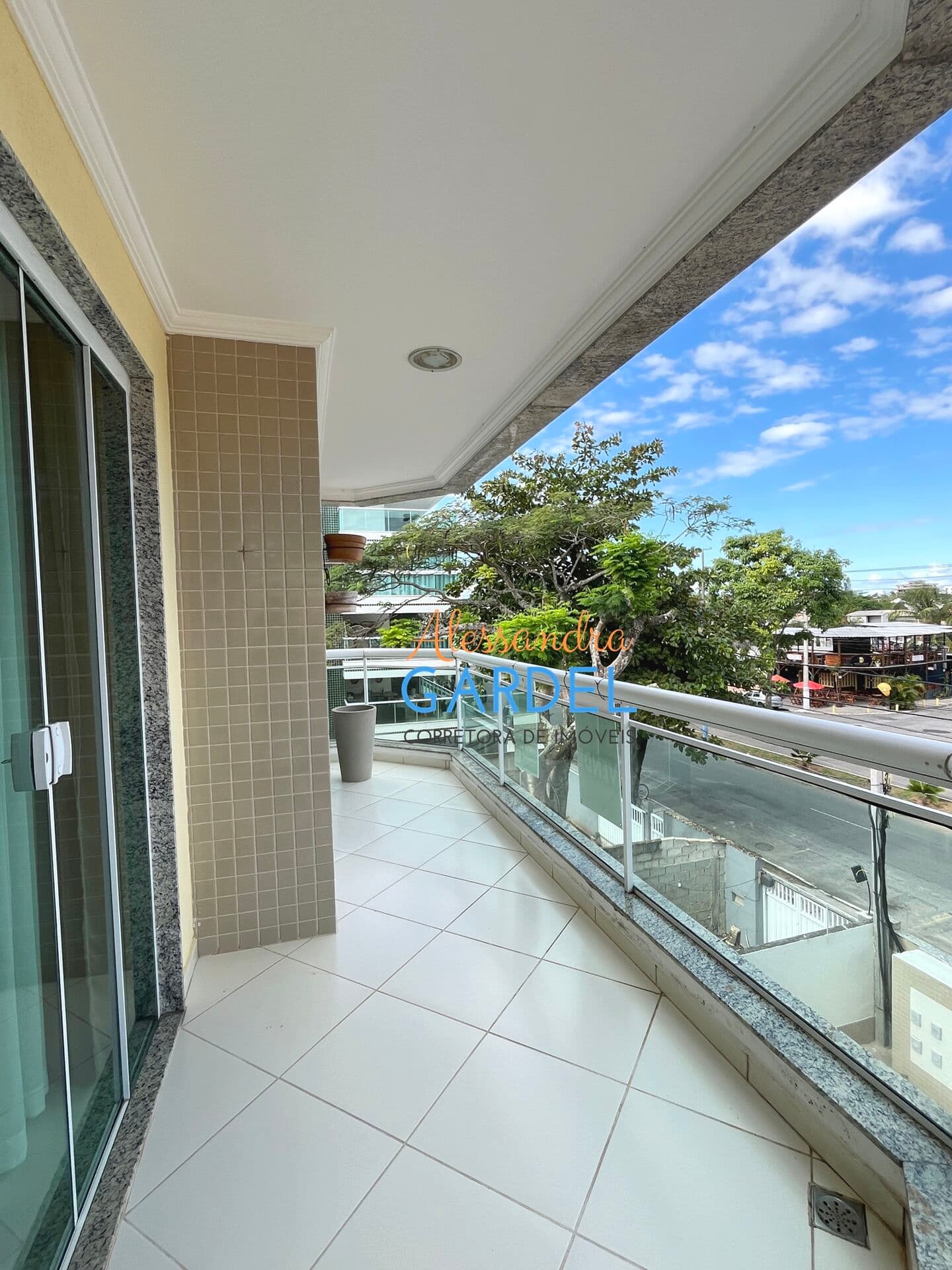 Apartamento localizado na Av. Governador Roberto Silveira - Costazul - Rio das Ostras.