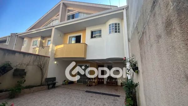 Sobrado em São José dos Pinhais - Centro