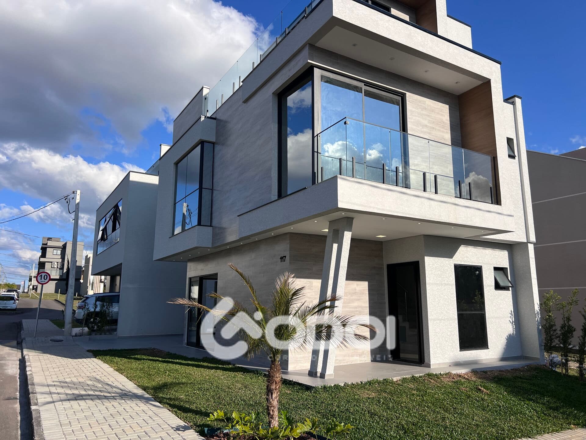 Triplex em Condomínio
