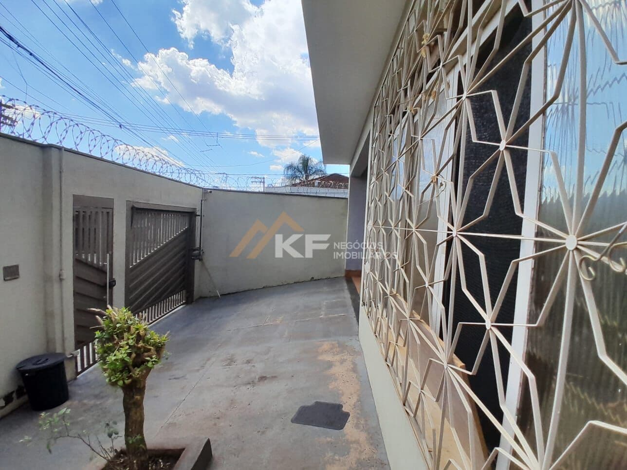 Casa ampla de esquina à venda no Jardim República em Ribeirão Preto.