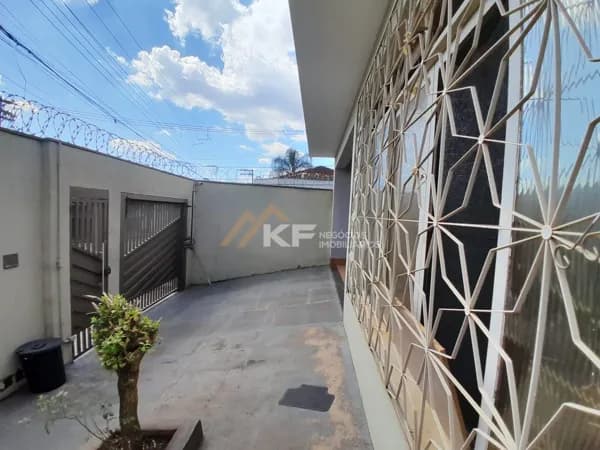 Casa ampla de esquina à venda no Jardim República em Ribeirão Preto.