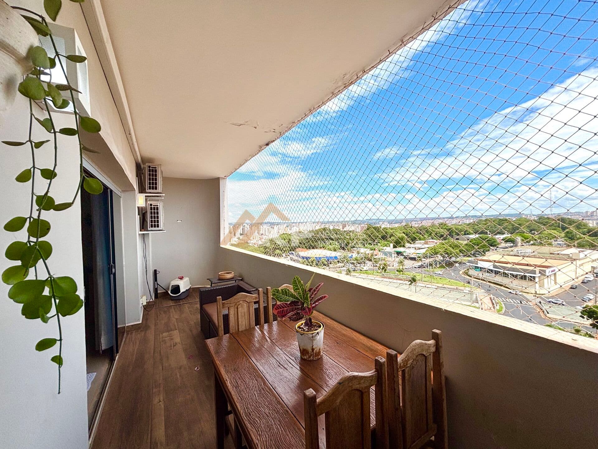Apartamento Amplo na Av. 13 de Maio, Jardim Paulistano em Ribeirao Preto- SP