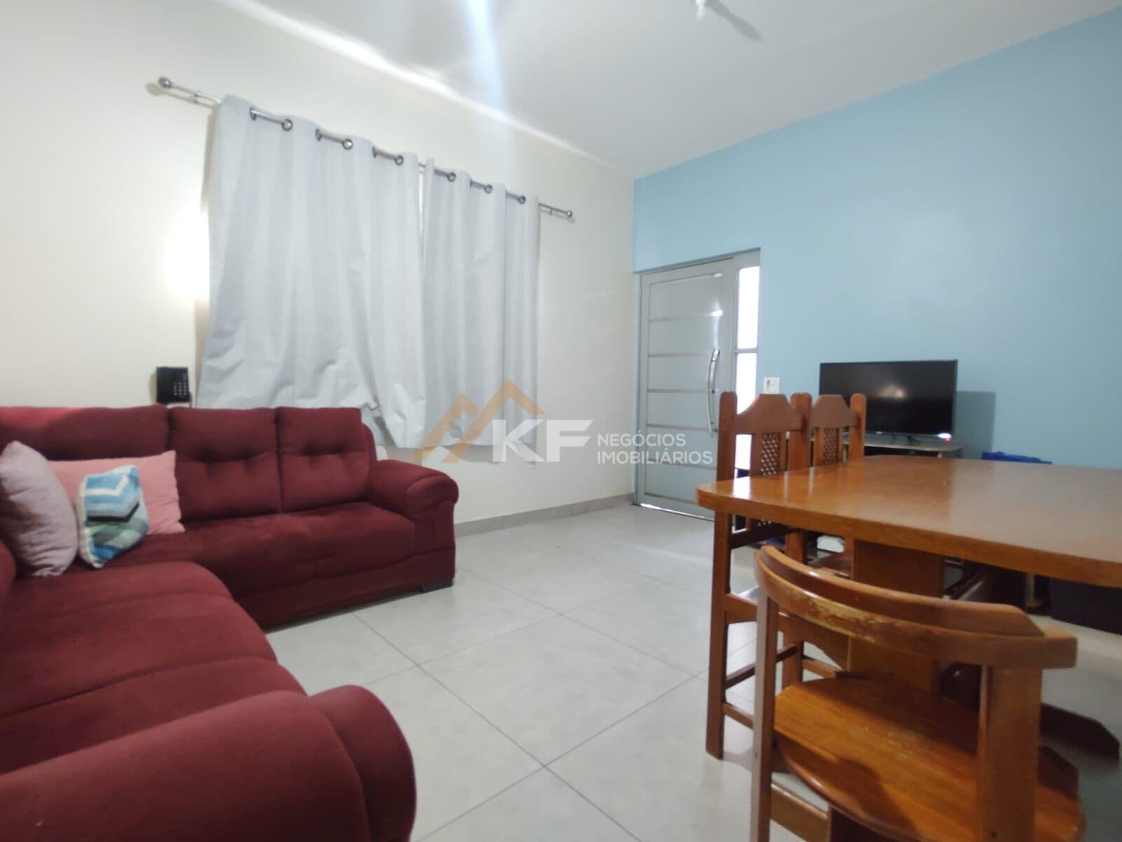 Casa à venda 2 quartos, 2 banheiros, Quintal e Edícula no Parque dos Flamboyans