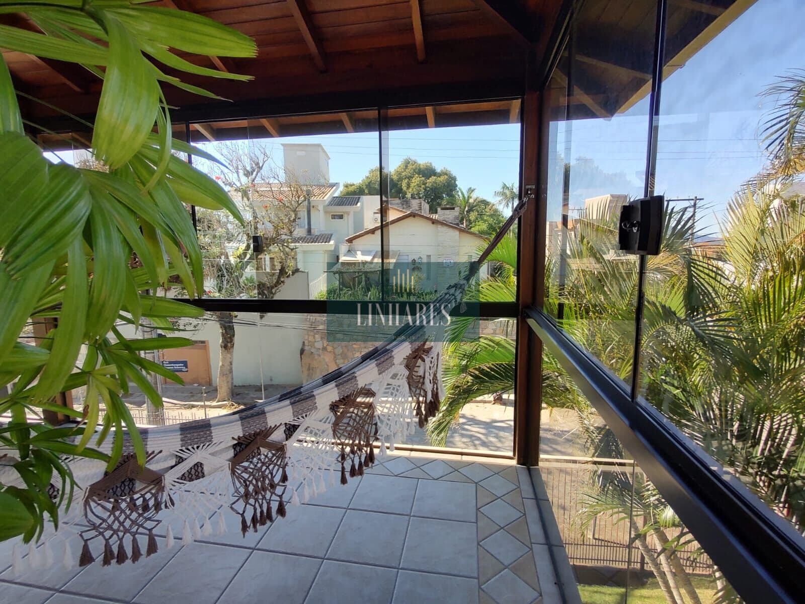 Casa 4 dormitórios com piscina no Itaguaçú