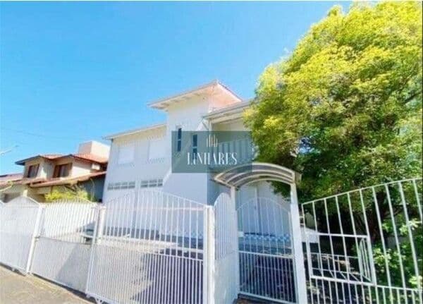 Casa com 4 dormitórios no bairro Santa Mônica