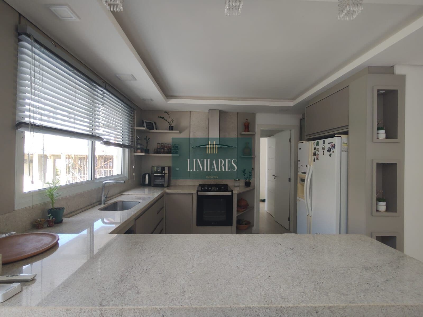 Casa 3 dormitórios com piscina em Coqueiros