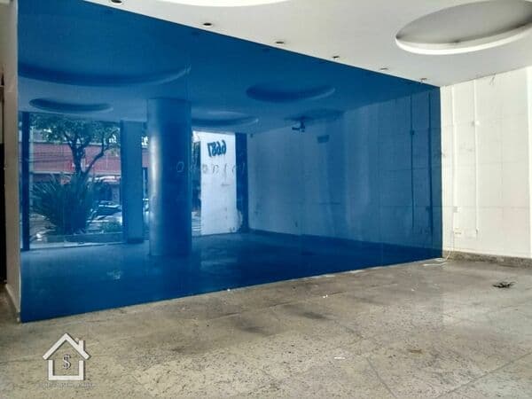 Loja de frente para a rua na Av. do Contorno