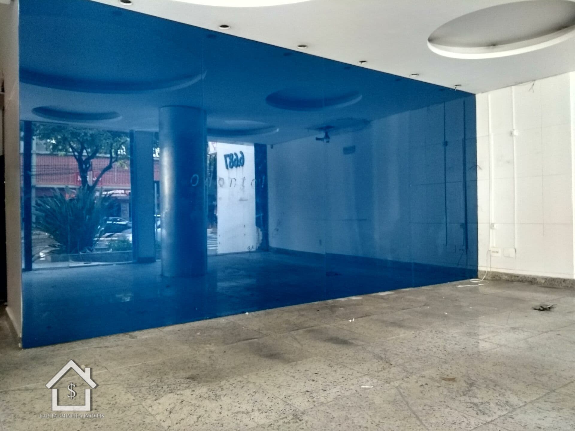 Loja de frente para a rua na Av. do Contorno