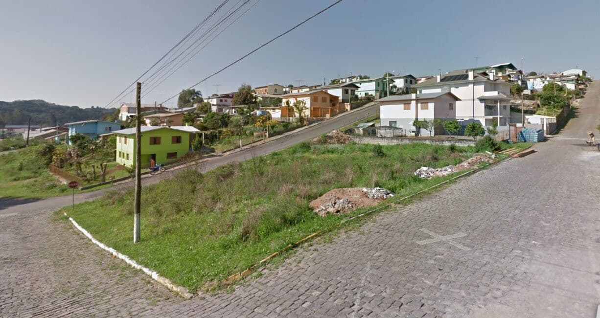 Terreno com 3 (três) frentes, ideal para construção de prédio ou sobrados
