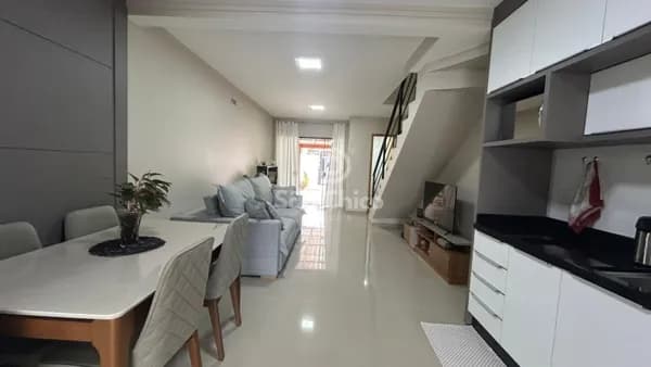 Sobrado Geminado com EXCELENTE espaço de terreno!