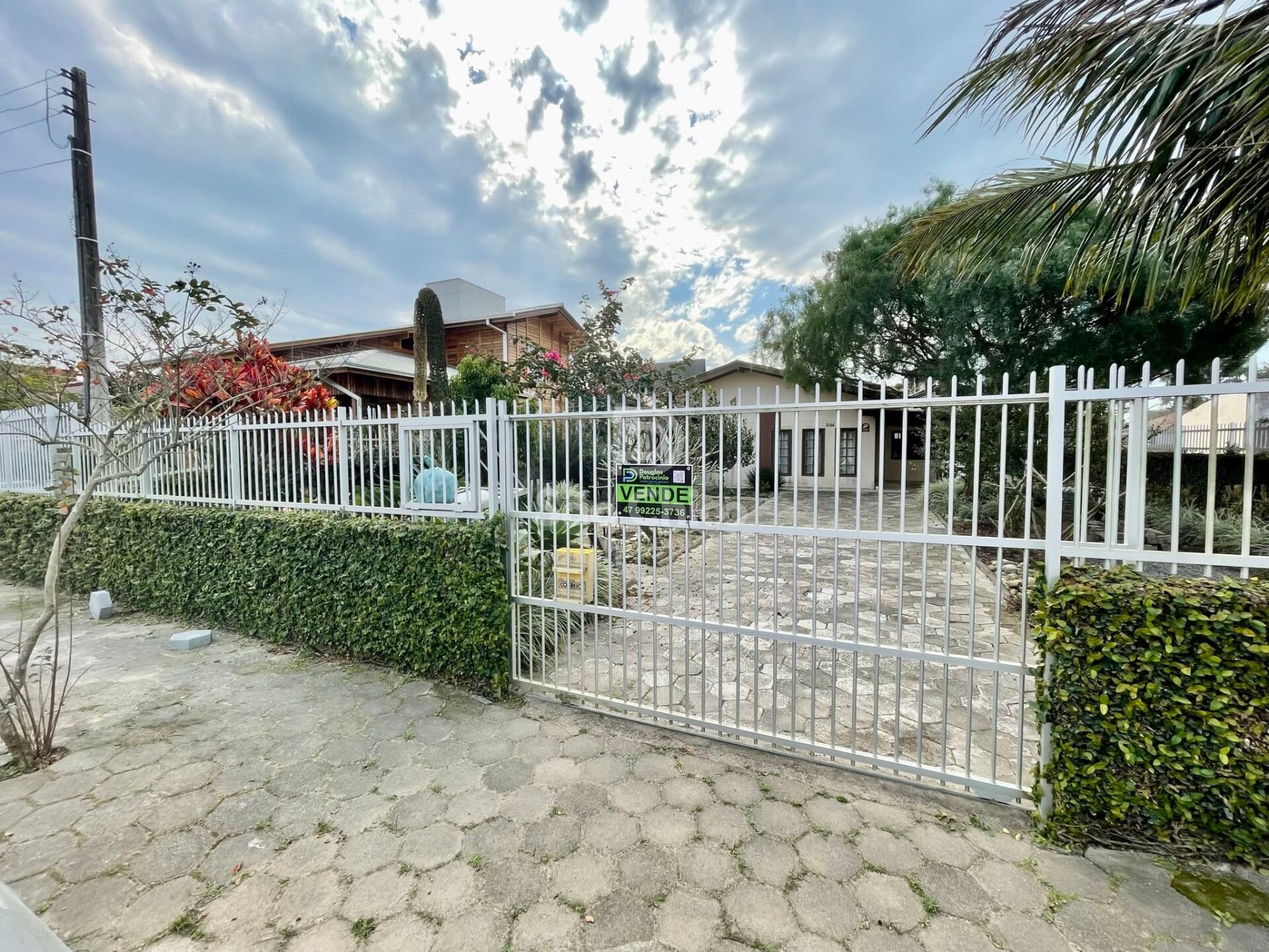 Casa térrea com 2 suítes em terreno de 420 m²
