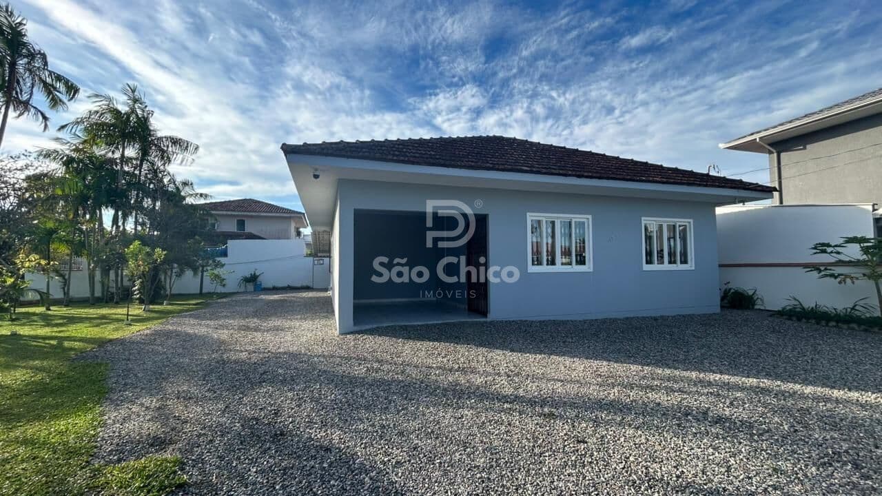 Casa com laje, 3 quartos, espaço amplo de quintal em Ubatuba/SFS