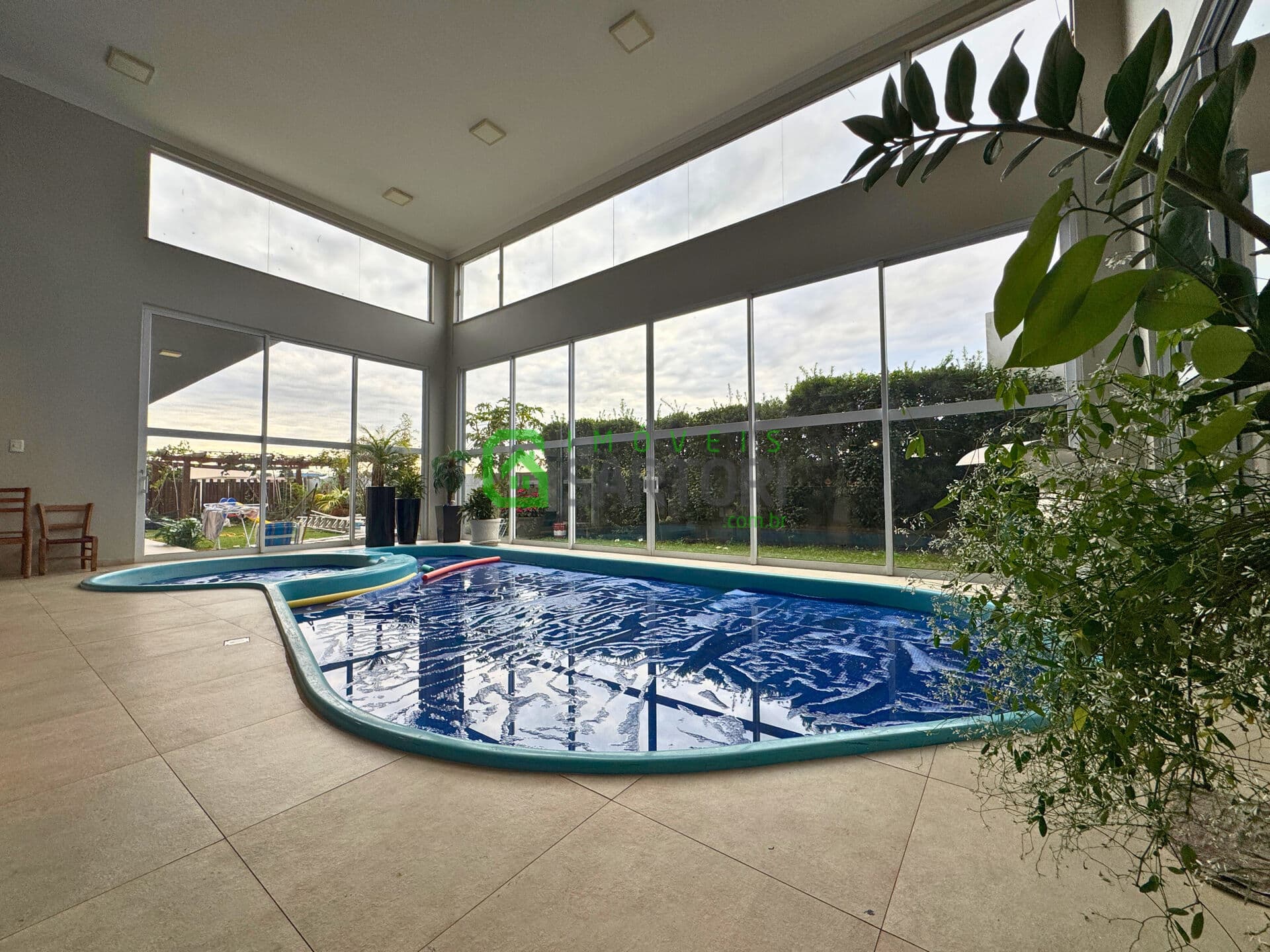Casa térrea com piscina