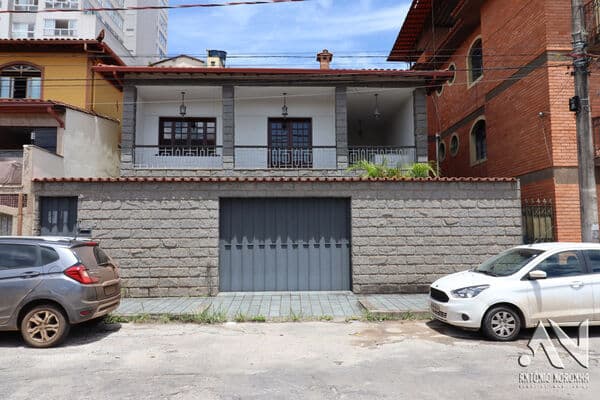 VENDO CASA no CENTRO de Conselheiro Lafaiete – Próxima ao fórum