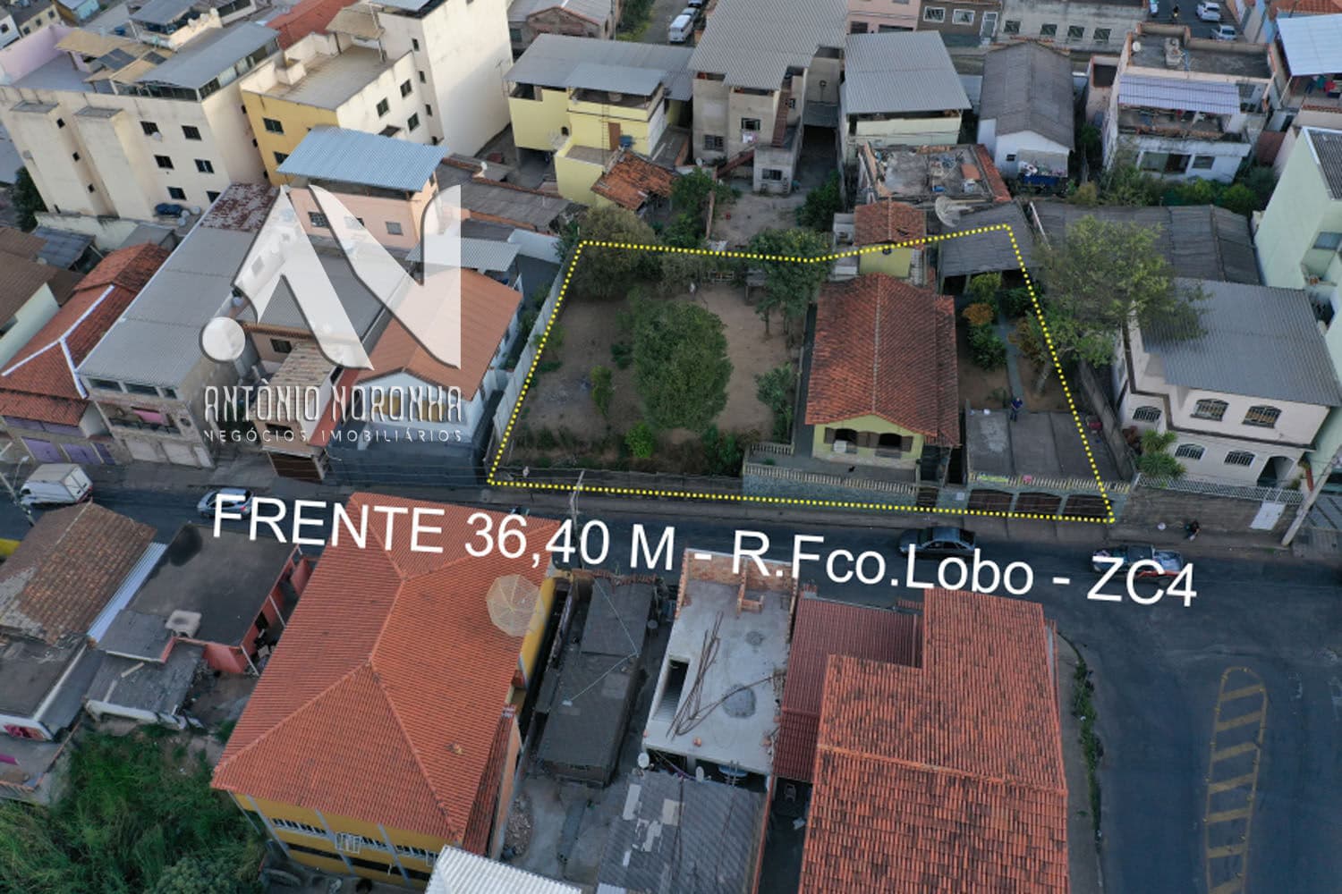 VENDO CASA E LOTE – área de 737,5 m² e frente com 36 metros - na área central de Conselheiro Lafaiete