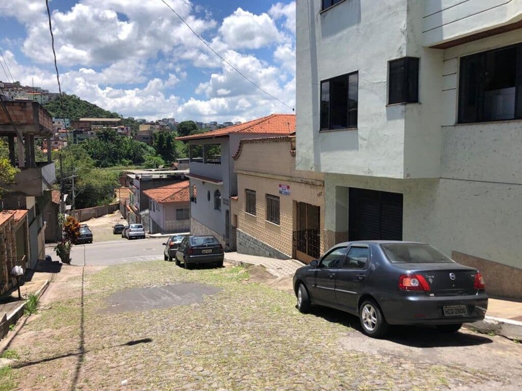 VENDO CASA - Bairro CARIJÓS – C. LAFAIETE