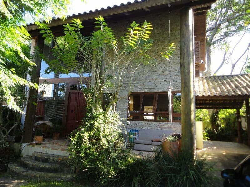 Casa com 4 quartos em 2 pisos e mezanino.