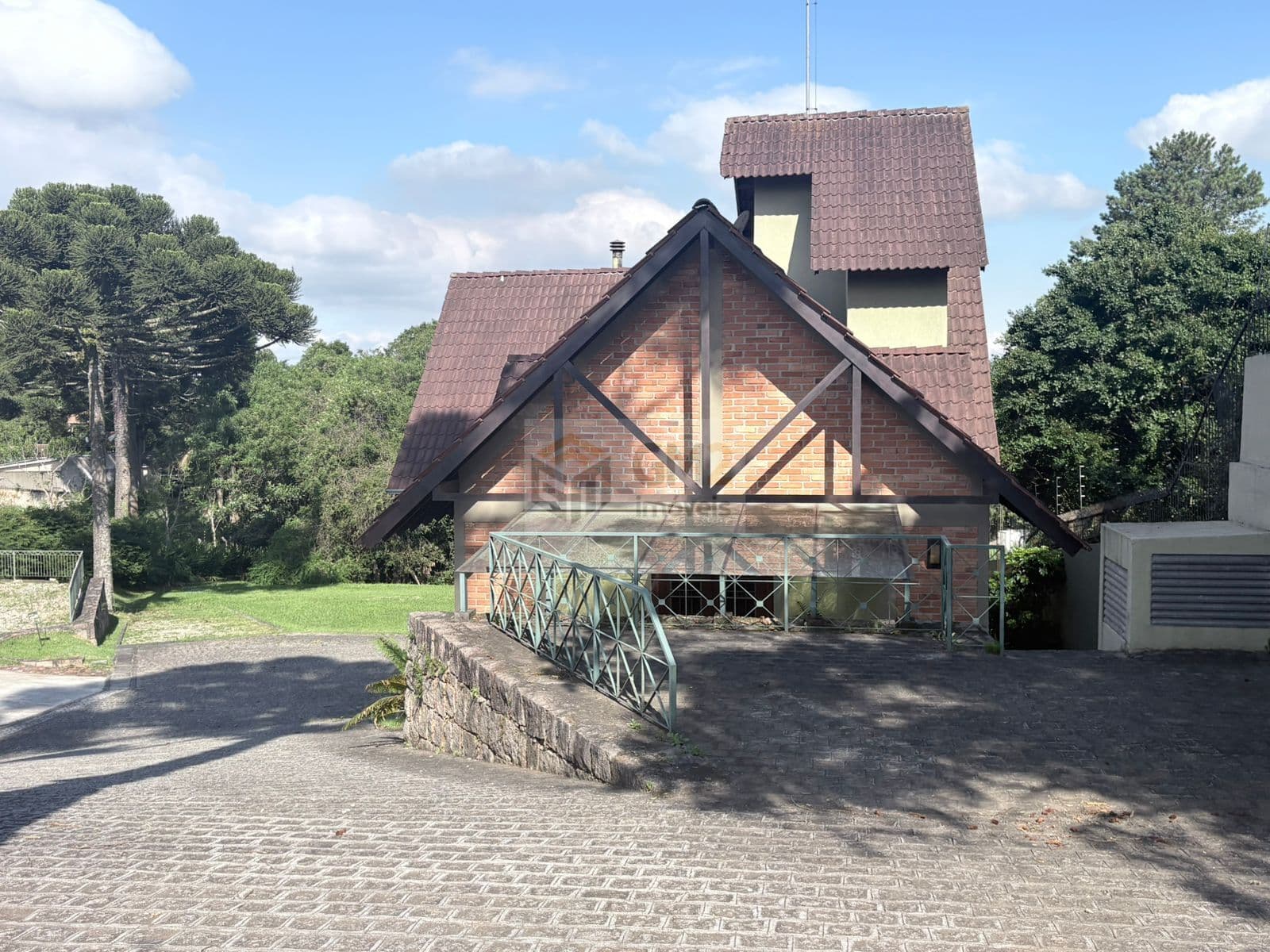 Casa com terreno em Pinhais - PR