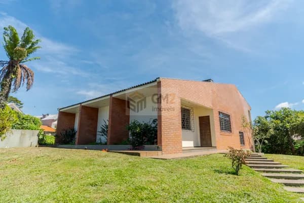 Casa Ampla em Terreno de 1.021m² próximo à Av. Anita Garibaldi