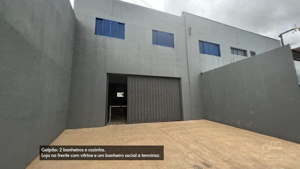 Galpão comercial com 3 casas à venda em Brotas/SP