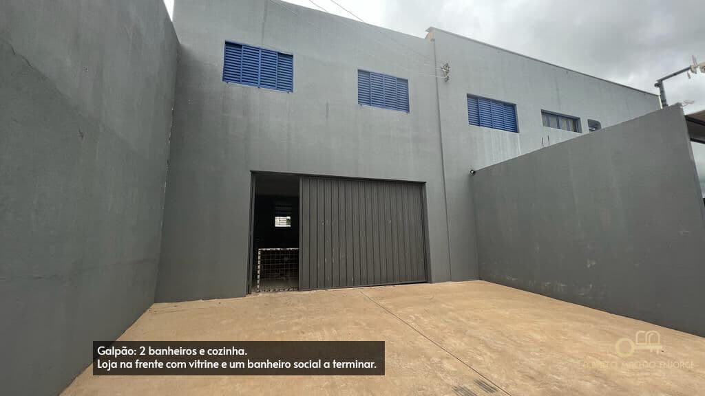 Galpão comercial com 3 casas à venda em Brotas/SP