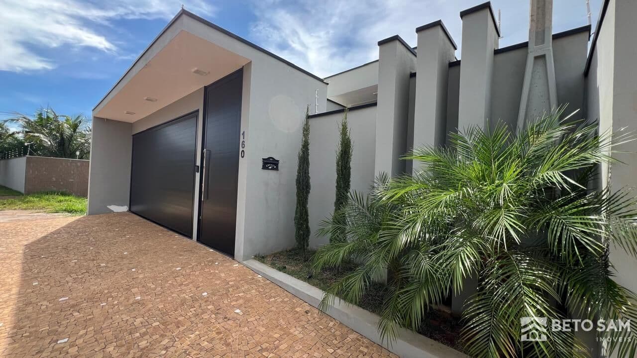 Casa de alto padrão à venda com portas fechadas no Santa Amélia I