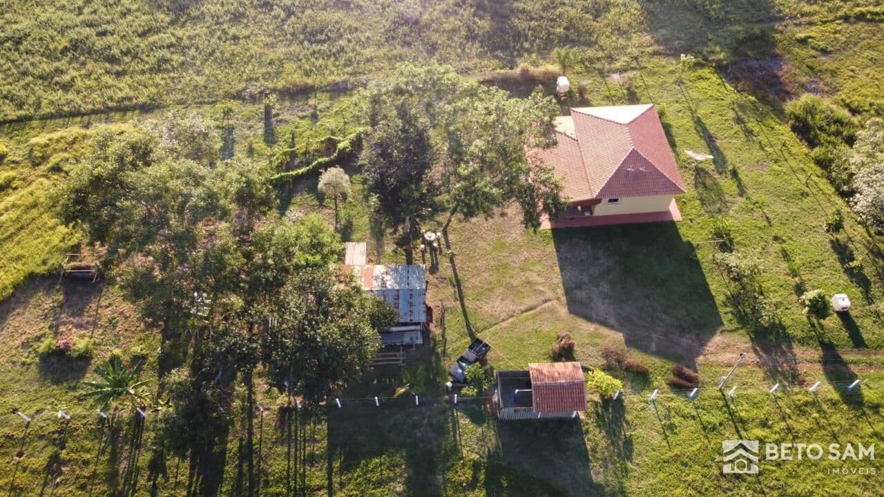 Chácara perfeita com lago e rio nos fundos
