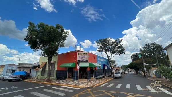 Prédio de esquina com 4 salas comerciais e uma residência à venda no Centro de Brotas/SP