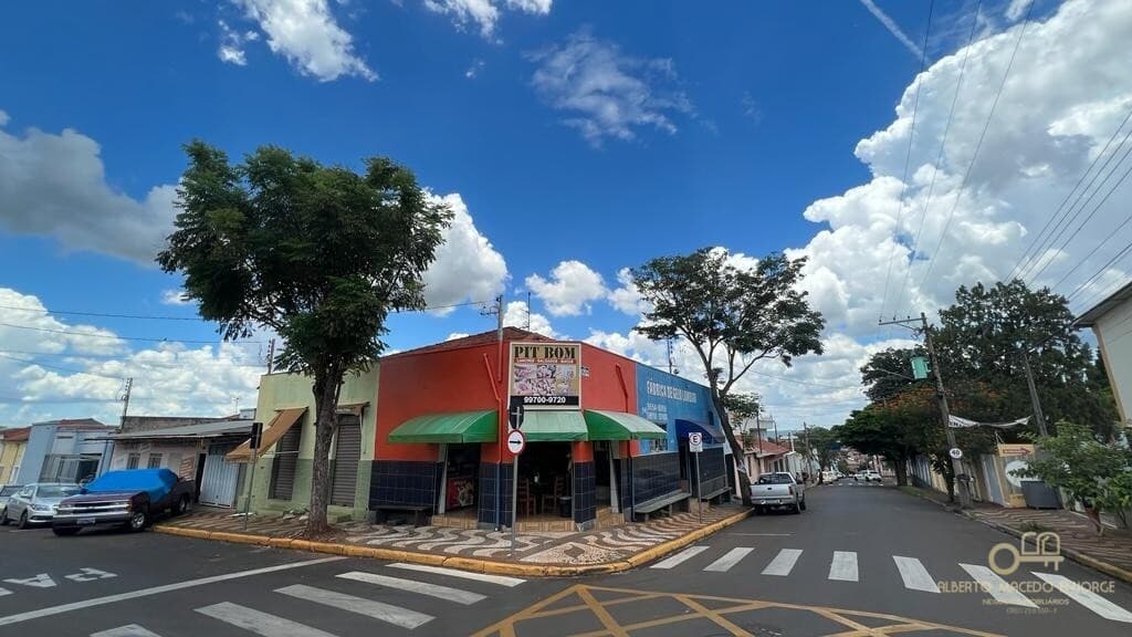 Prédio de esquina com 4 salas comerciais e uma residência à venda no Centro de Brotas/SP