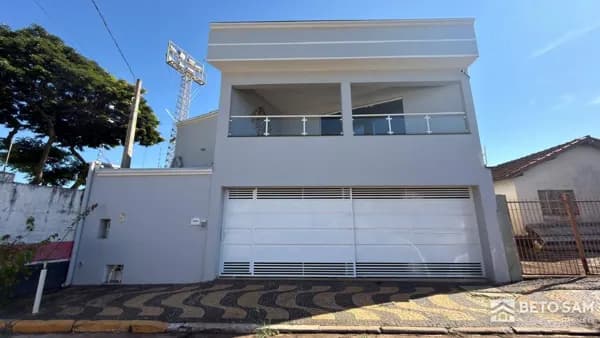 Casa de alto padrão no Centro próxima ao Parque dos Saltos