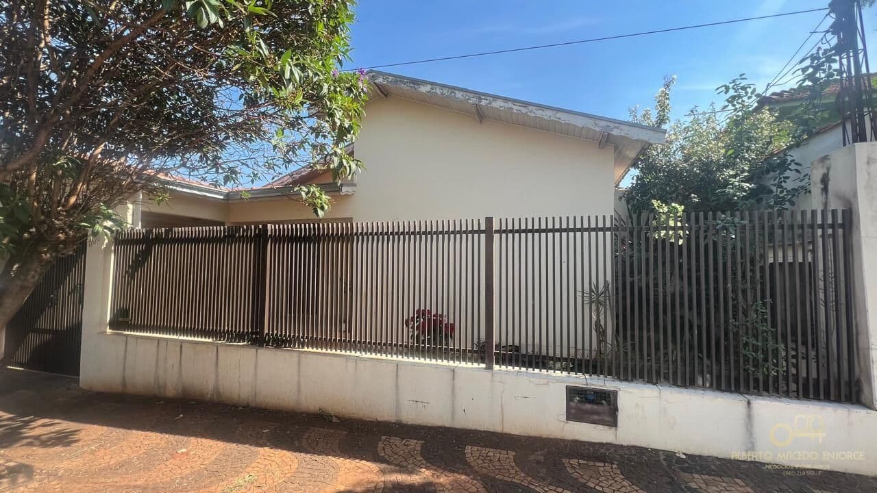 Casa padrão à venda no centro