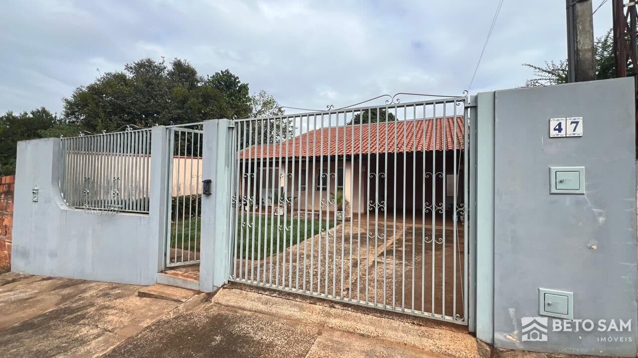 Casa à venda com amplo terreno no bairro Bela Vista em Brotas/SP